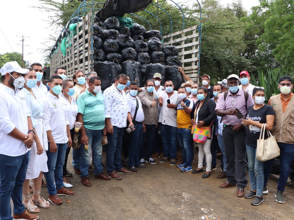 MADR y AGROSAVIA entregaron silo de maíz a productores ganaderos