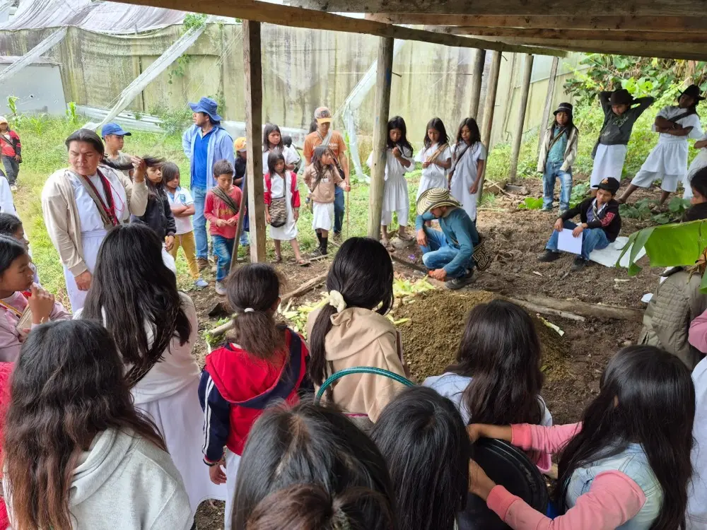 Niñas y niños Arhuacos aprenden producción sostenible