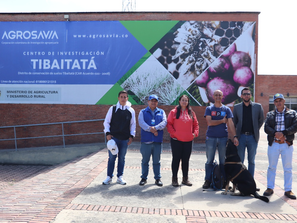 Officials from the Mayor's office of Tunja explore, at the Tibaitatá Research Center, agricultural technological developments to boost small producers